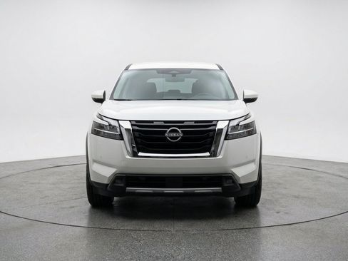 Used 2025 Nissan Pathfinder SV FWD image 2