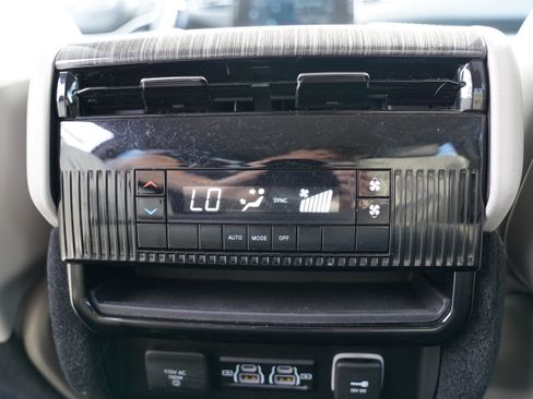 Used 2022 Jeep Wagoneer Series II AWD/4WD image 6