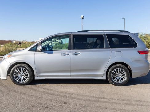 Used 2018 Toyota Sienna XLE image 2