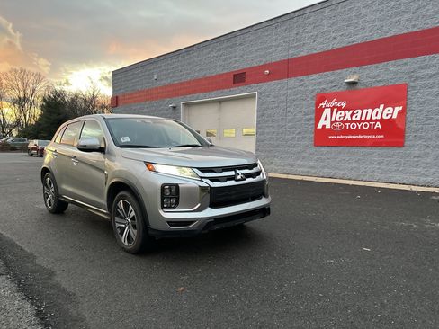 Used 2025 Mitsubishi Outlander Sport SE image 1