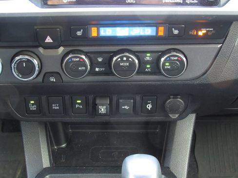 Used 2023 Toyota Tacoma TRD Sport w/ TRD Premium Sport Package AWD/4WD image 31