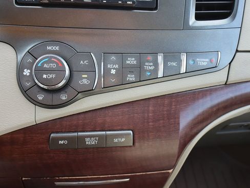 Used 2012 Toyota Sienna XLE image 15