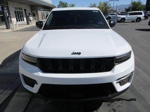 Used 2023 Jeep Grand Cherokee Altitude AWD/4WD image 14