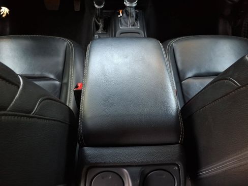 Used 2019 Jeep Wrangler Unlimited Sahara AWD/4WD image 17