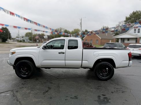 Used 2018 Toyota Tacoma SR image 5