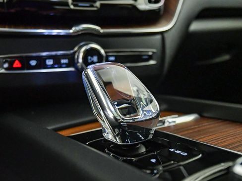 Certified 2023 Volvo XC60 T8 Ultimate w/ Protection Package Premier AWD/4WD image 21