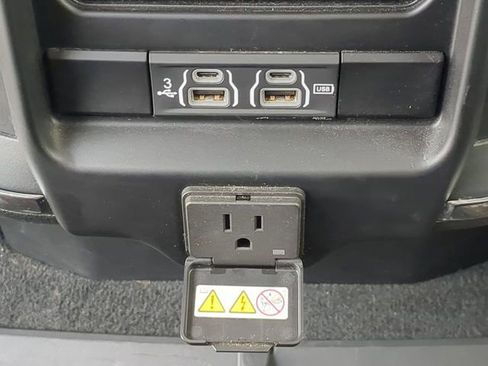 Used 2019 RAM 1500 Laramie AWD/4WD image 16