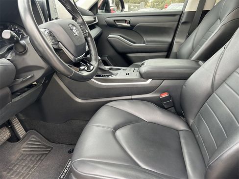 Used 2020 Toyota Highlander XLE image 11