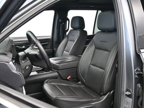 Used 2022 GMC Yukon Denali w/ Denali Premium Package image 10