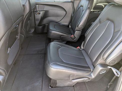 Used 2025 Chrysler Pacifica Select image 16