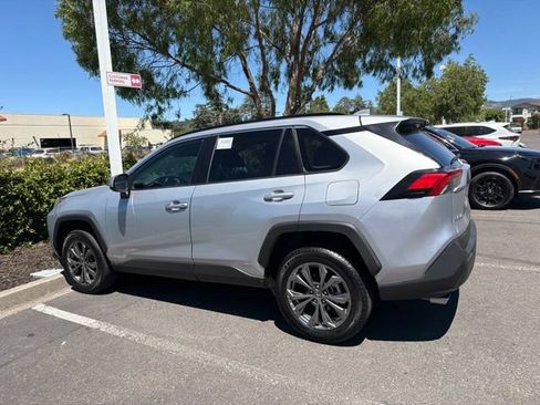 Used 2022 Toyota RAV4 XLE Premium AWD/4WD image 17