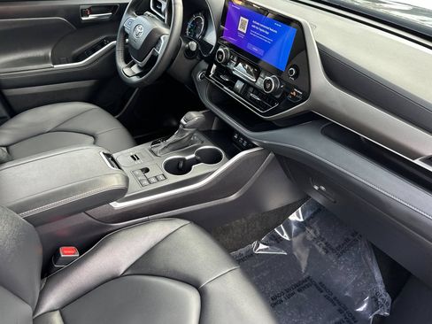 Certified 2025 Toyota Highlander XLE AWD/4WD image 18