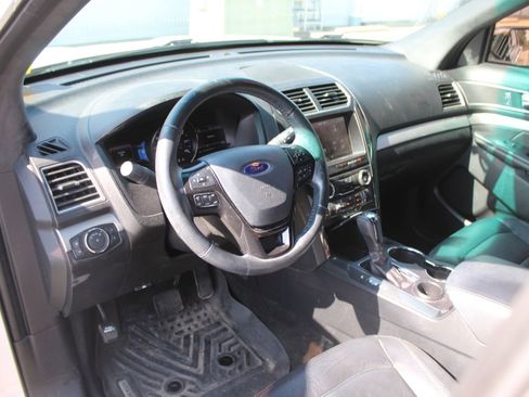 Used 2016 Ford Explorer XLT w/ Equipment Group 202A FWD image 10