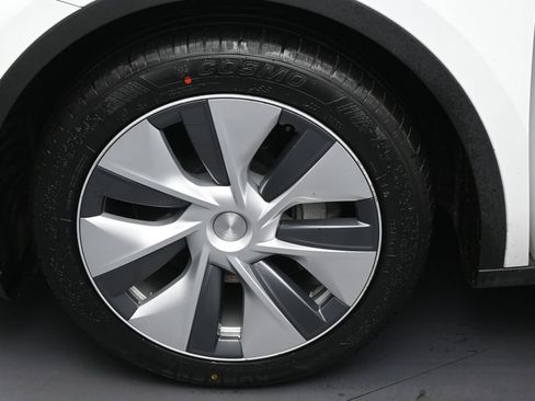 Used 2023 Tesla Model Y Long Range AWD/4WD image 10