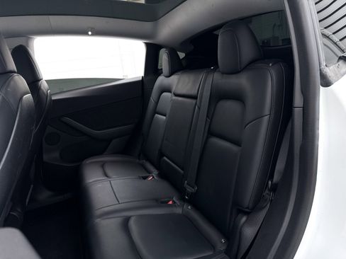 Used 2021 Tesla Model Y Long Range image 32