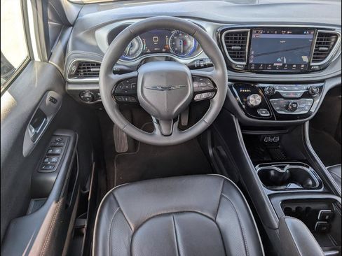 Used 2025 Chrysler Pacifica Limited FWD image 10
