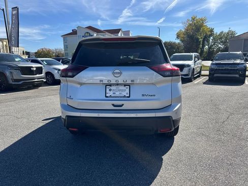 Used 2024 Nissan Rogue SV image 4