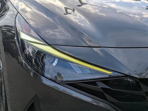 Used 2022 Hyundai Elantra SEL image 9