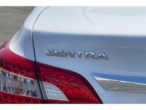 Used 2015 Nissan Sentra SV FWD image 18