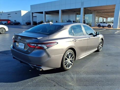 Used 2024 Toyota Camry SE image 3