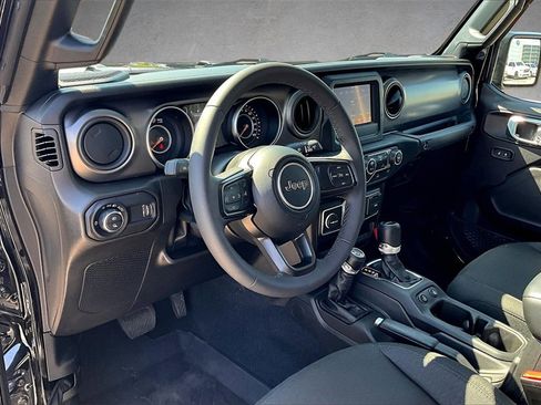 Used 2023 Jeep Gladiator Sport image 13