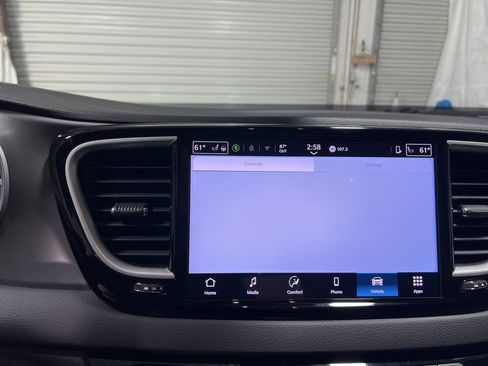 Used 2025 Chrysler Pacifica Select image 30