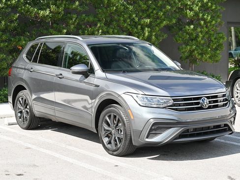 Used 2024 Volkswagen Tiguan SE image 3