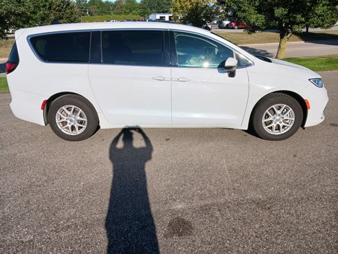 Used 2023 Chrysler Pacifica Touring-L FWD image 8