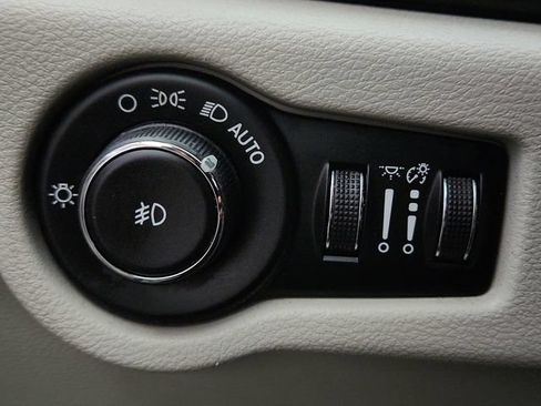Used 2018 Chrysler Pacifica Touring-L Plus FWD image 17