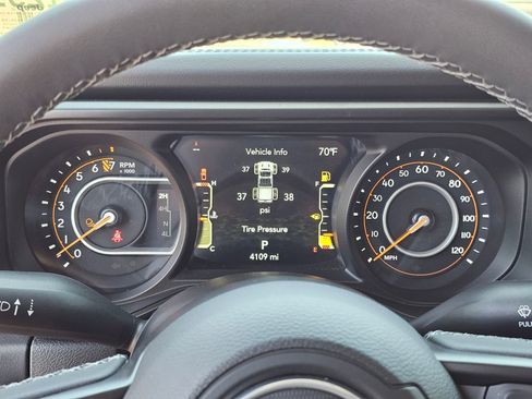 Used 2025 Jeep Gladiator Mojave AWD/4WD image 11