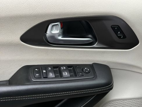 Used 2024 Chrysler Pacifica Touring-L FWD image 25