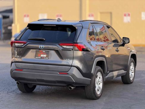 Used 2021 Toyota RAV4 LE AWD/4WD image 10