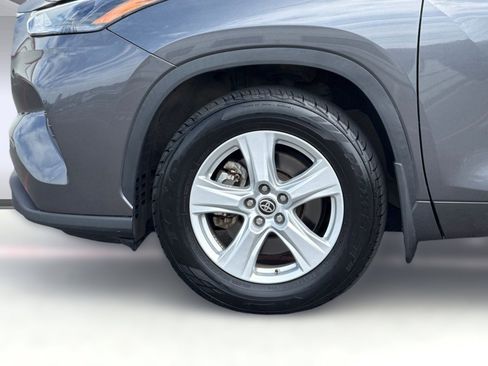 Used 2022 Toyota Highlander LE image 11