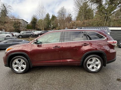 Used 2016 Toyota Highlander Limited w/ Four Season Floor Mat Package image 2