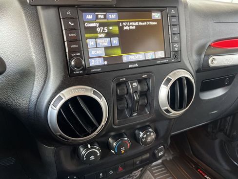 Used 2017 Jeep Wrangler Unlimited Sahara w/ Connectivity Group image 32