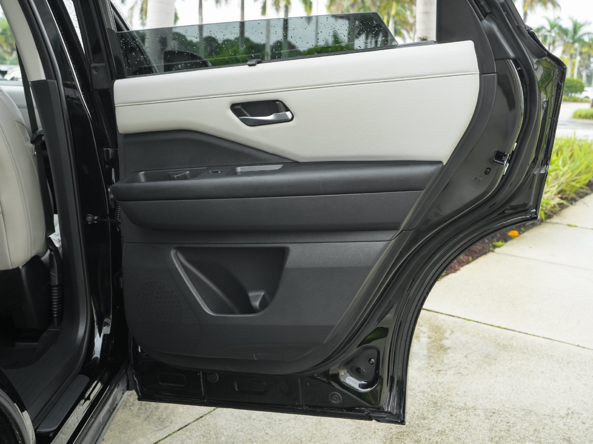 Used 2025 Nissan Pathfinder SL FWD image 44