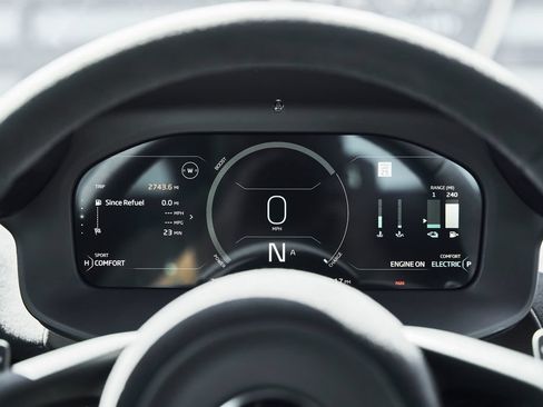 Used 2024 McLaren Artura RWD image 40