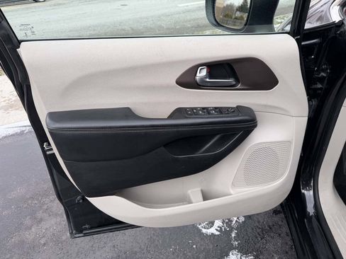 Used 2021 Chrysler Voyager Lxi image 11