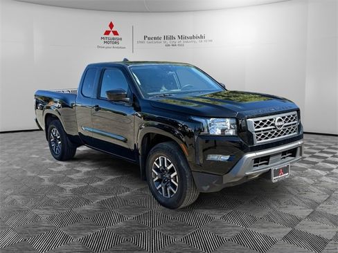 Used 2022 Nissan Frontier SV image 3