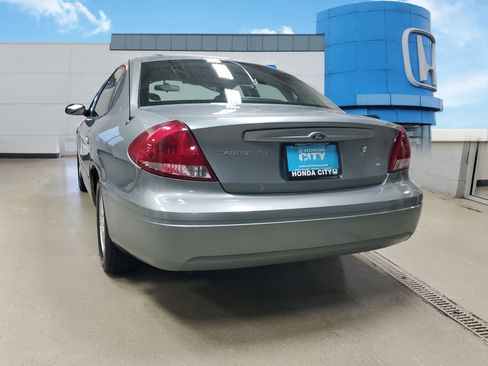 Used 2005 Ford Taurus SE FWD image 4