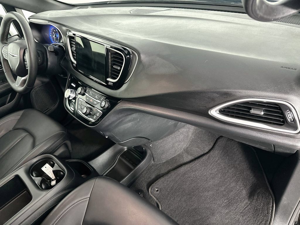 Used 2025 Chrysler Pacifica Select FWD image 29