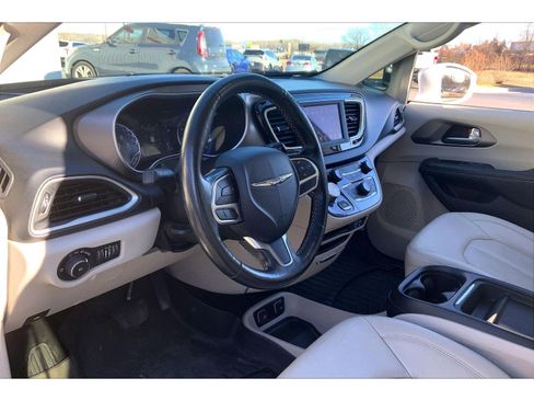 Used 2020 Chrysler Pacifica Touring-L image 12