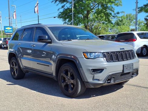 Used 2020 Jeep Grand Cherokee Laredo AWD/4WD image 3