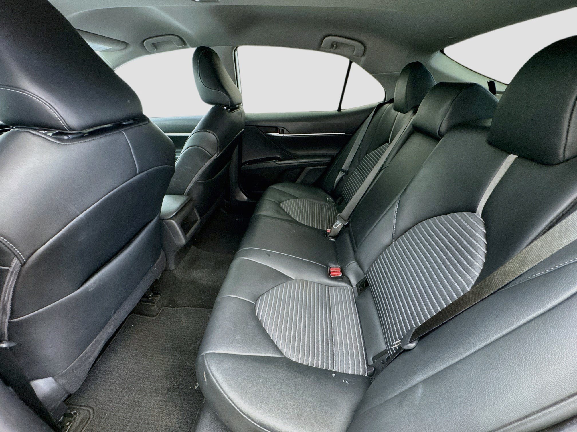 Used 2020 Toyota Camry SE w/ Carpet Mat Package FWD image 15