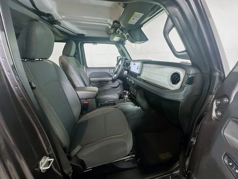 Used 2025 Jeep Wrangler Sahara image 28