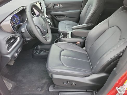 Used 2025 Chrysler Pacifica Select FWD image 4