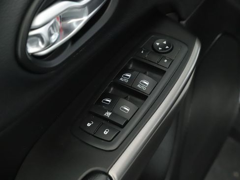 Used 2019 Jeep Cherokee Latitude Plus w/ Comfort/Convenience Group image 7