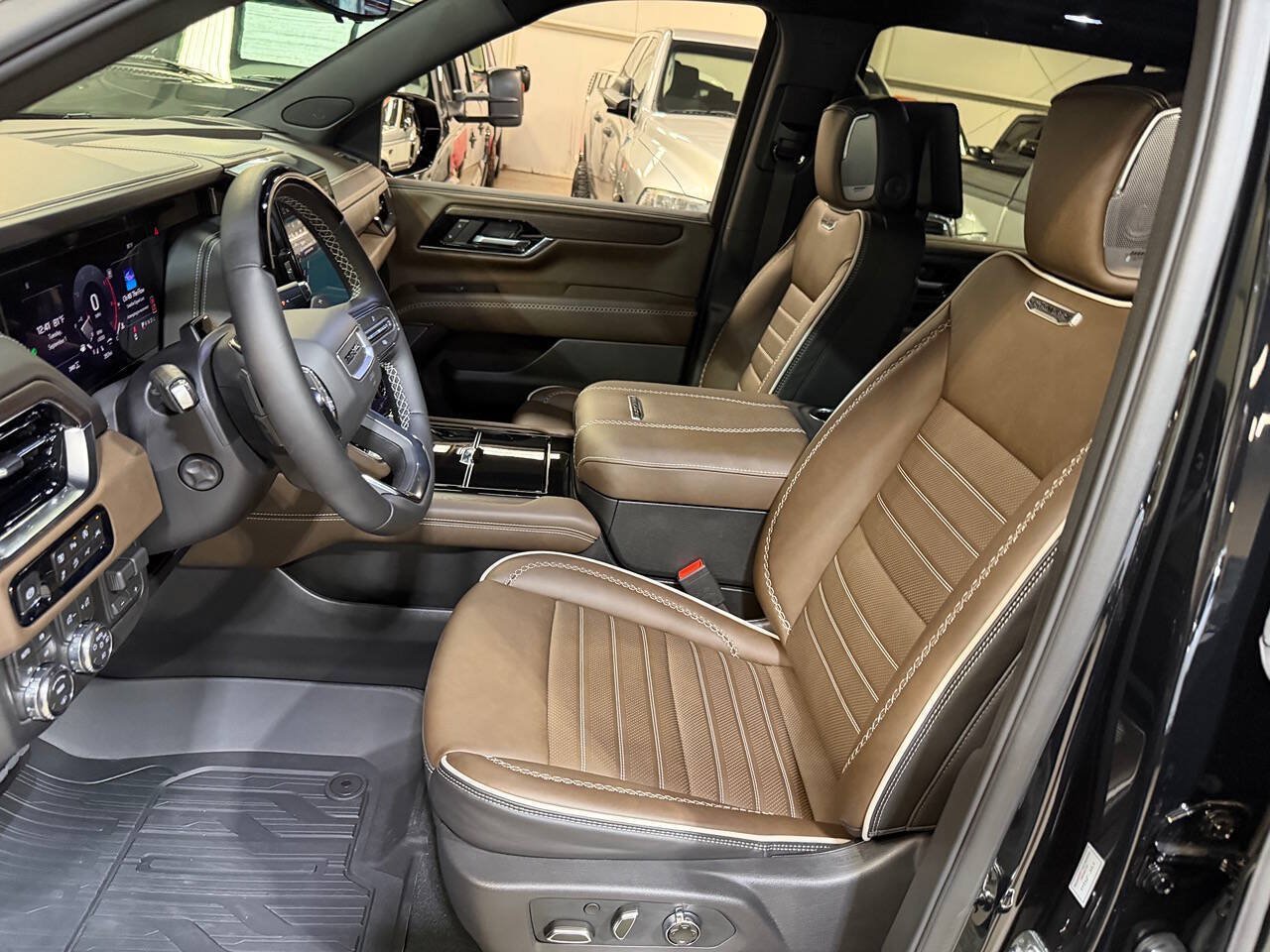 Used 2026 GMC Yukon Denali Ultimate w/ LPO, Floor Liner Package AWD/4WD image 12