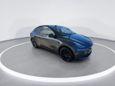 Used 2022 Tesla Model Y Long Range image 2