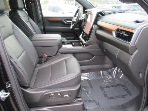 Used 2025 GMC Yukon Denali image 10